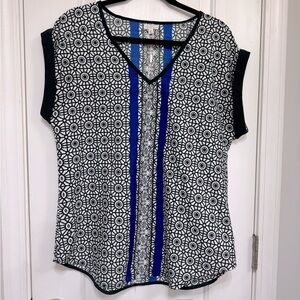 Excellent condition midi sleeve geometric pattern blouse